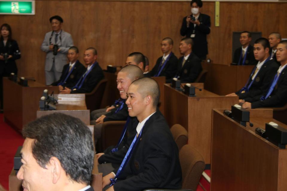 笑顔を見せる大阪桐蔭・黒川（手前）と吉岡