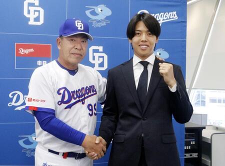 　井上監督（左）と写真に納まる杉浦