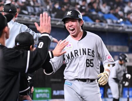 ２回、同点の右越えソロを放ちナインとタッチを交わす寺地（撮影・開出牧）