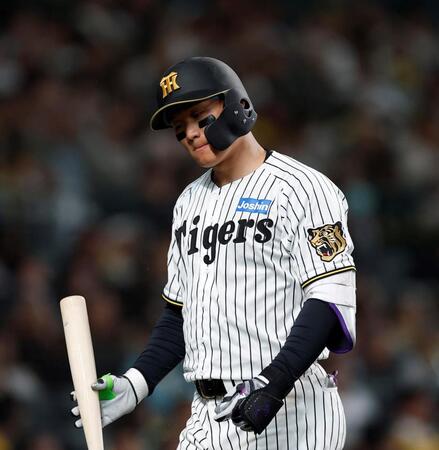 ６回、見逃し三振に倒れてベンチに戻る森下（撮影・西田忠信）