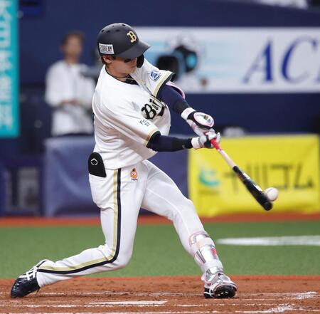 ４回、中川は左翼線に二塁打を放ち、左翼手のエラーで三塁へ（撮影・坂部計介）