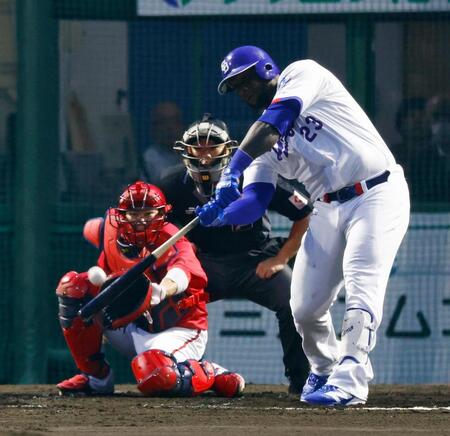 １回、サノーが右越えに２点打を放つ。捕手坂倉