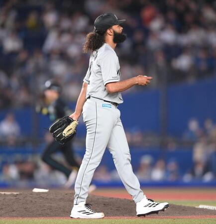 ６回、田宮（後方）に右越えソロを打たれたジャクソン（撮影・開出牧）