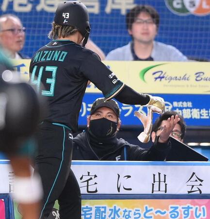 １回、郡司の中前適時打で二塁から先制のホームに滑り込んだ水野とタッチを交わす新庄監督（撮影・開出牧）