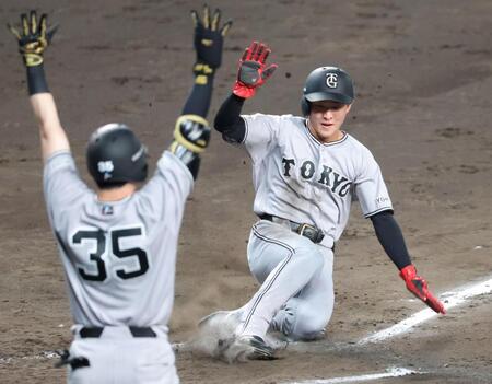 ９回、松本の適時打で勝ち越しの生還をする宇都宮（撮影・立川洋一郎）