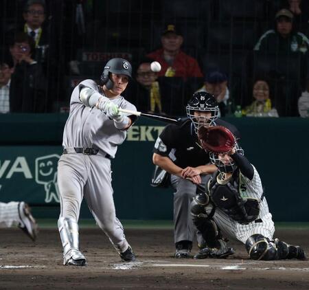 ８回、右中間に同点ソロを放つ大城（捕手・坂本）＝撮影・山口登