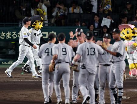 巨人に敗れ、ベンチを出てファンにあいさつに向かう藤川監督（左）＝撮影・山口登