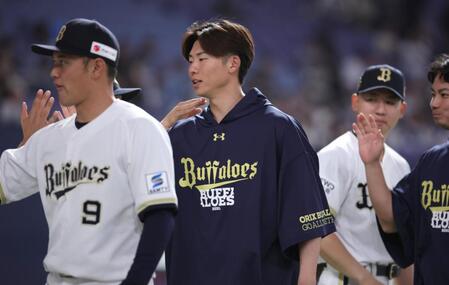 今季初登板で勝利投手となり、ナインとタッチをかわす曽谷（撮影・坂部計介）