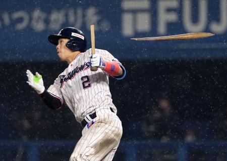 　５回ヤクルト１死満塁、古賀が左前に決勝の２点打を放つ＝松山