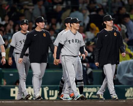 阪神に勝利し、笑顔を見せる則本（右から２人目）ら（撮影・西田忠信）