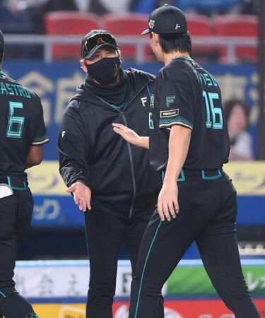 今季初勝利を挙げた達（右）とタッチを交わす新庄監督（撮影・開出牧）