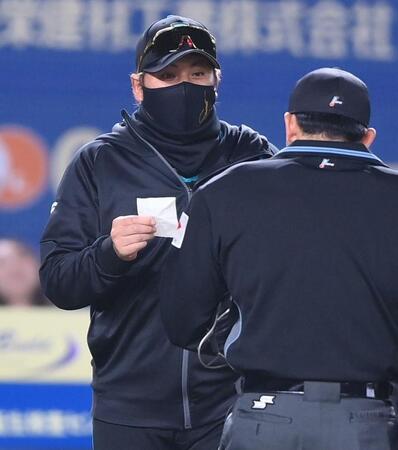 ７回、選手の交代を告げる新庄監督（撮影・開出牧）