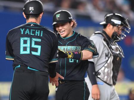 ６回、右越えソロを放ち谷内コーチ（８５）とタッチを交わす田宮。捕手・松川（撮影・開出牧）