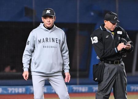 ８回、投手交代を告げたサブロー監督（撮影・開出牧）