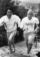 　道後温泉を見下ろす伊佐爾波神社の石段で広沢（右）と一緒に走り込む池山＝９１年１月、松山市桜谷町