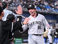 ２回、同点の右越えソロを放ちナインとタッチを交わす寺地（撮影・開出牧）