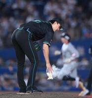 ２回、寺地（後方）に同点の右越えソロを打たれた達（撮影・開出牧）