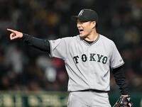 ４回、阪神打線を三者凡退に抑えた則本は野手陣に声をかけながらベンチへ戻る（撮影・田中太一）