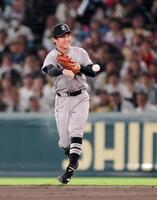 ４回、佐藤の二ゴロをさばく浦田