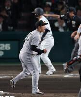 ６回、則本は森下を見逃し三振に打ち取り雄たけびをあげる（撮影・山口登）