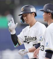 ４回、西川は中前に２点適時打を放ち、一塁上でポーズをとる（撮影・坂部計介）