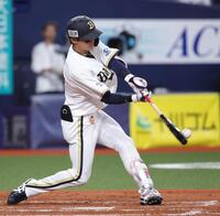 ４回、中川は左翼線に二塁打を放ち、左翼手のエラーで三塁へ（撮影・坂部計介）