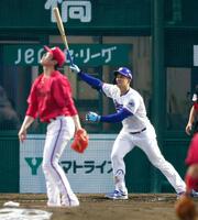 １回、ボスラーが先制の右犠飛を放つ。投手森下