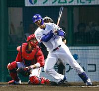 １回、花田が左翼線に適時二塁打を放つ。捕手坂倉