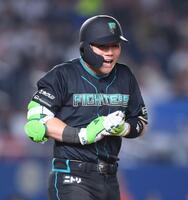 ９回、死球を受け痛みに耐える清宮幸（撮影・開出牧）