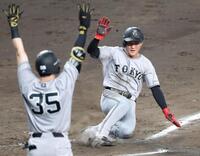 ９回、松本の適時打で勝ち越しの生還をする宇都宮（撮影・立川洋一郎）