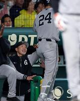 ８回、同点ソロを放った大城（右）を笑顔で迎える阿部監督（撮影・西田忠信）