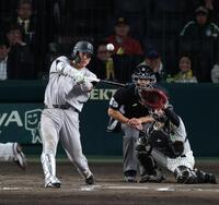 ８回、右中間に同点ソロを放つ大城（捕手・坂本）＝撮影・山口登