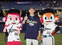 今季初登板で初勝利を挙げた曽谷は「１」のポーズをとる（撮影・坂部計介）