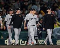 阪神に勝利し、笑顔を見せる則本（右から２人目）ら（撮影・西田忠信）