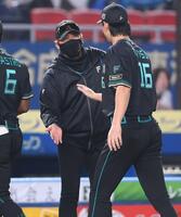 今季初勝利を挙げた達（右）とタッチを交わす新庄監督（撮影・開出牧）