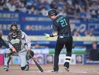 ９回、死球を受ける清宮幸（右）。捕手・佐藤（撮影・開出牧）