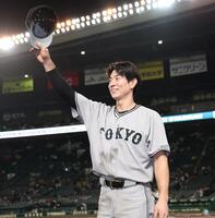 ファンの声援に応える松本（撮影・田中太一）