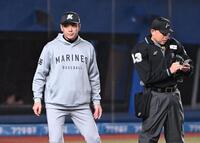 ８回、投手交代を告げたサブロー監督（撮影・開出牧）