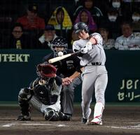 ９回、左前打に勝ち越し適時打を放つ松本（撮影・山口登）