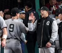 阪神に勝利、松本（左）とタッチする阿部監督（撮影・山口登）