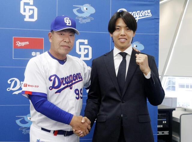 　井上監督（左）と写真に納まる杉浦