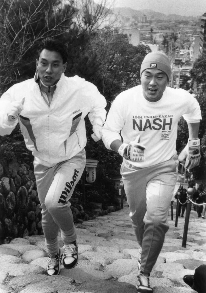 　道後温泉を見下ろす伊佐爾波神社の石段で広沢（右）と一緒に走り込む池山＝９１年１月、松山市桜谷町