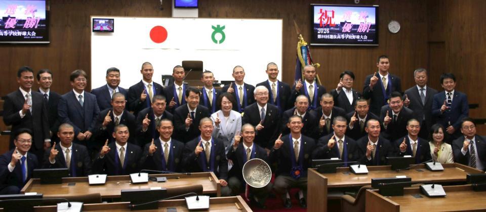 　大東市長らと記念写真に納まる大阪桐蔭ナイン