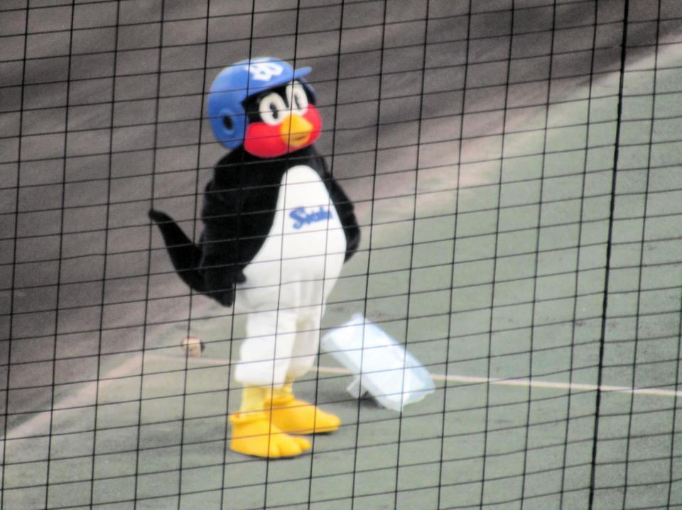 松山に登場したつば九郎