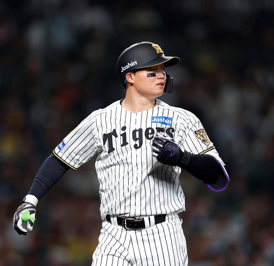 ４回、二直に倒れた森下（撮影・西田忠信）