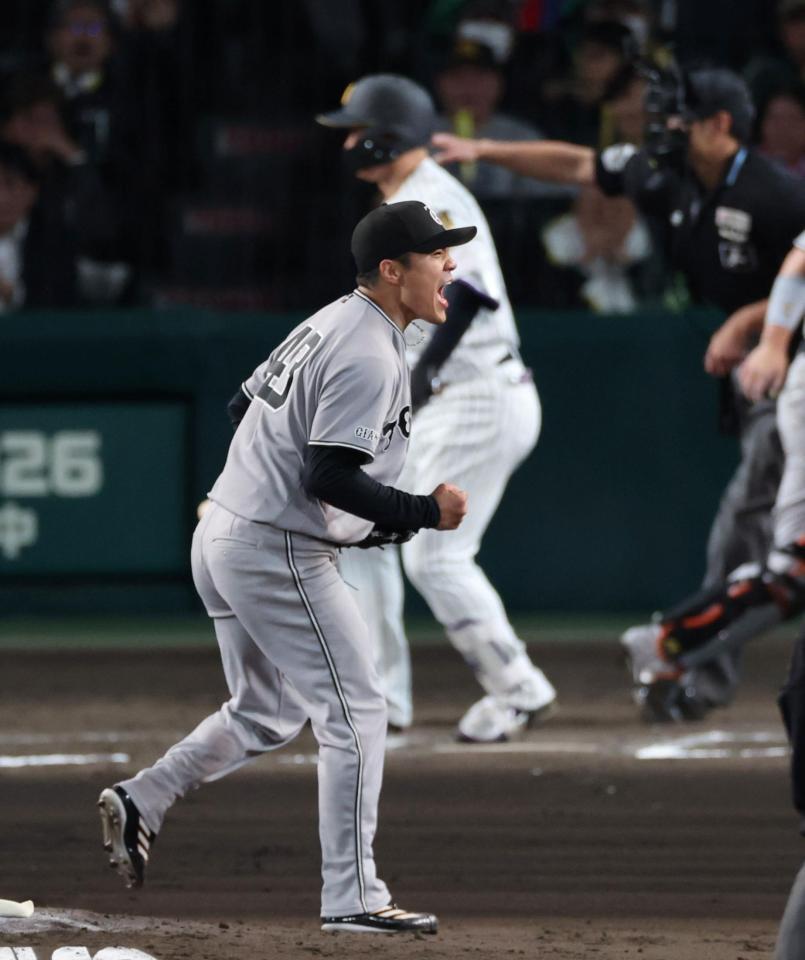 ６回、則本は森下を見逃し三振に打ち取り雄たけびをあげる（撮影・山口登）