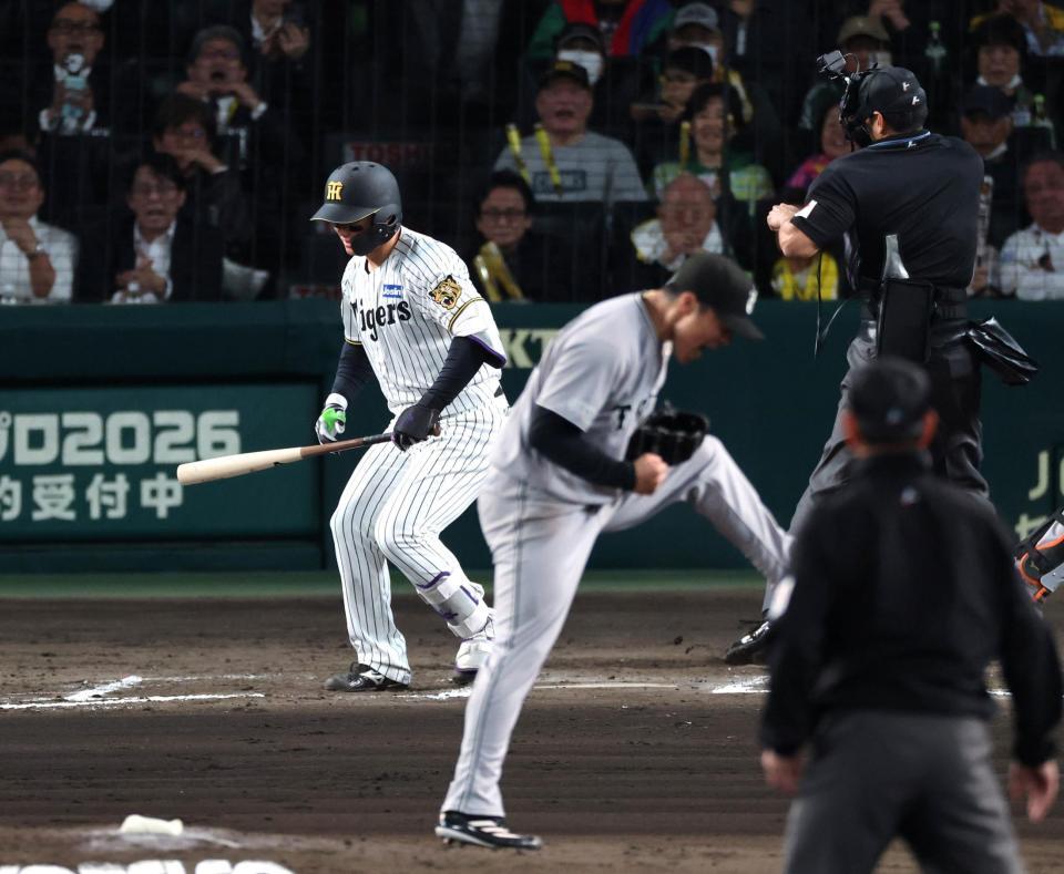 ６回、森下は見逃し三振に倒れる（投手・則本）＝撮影・山口登