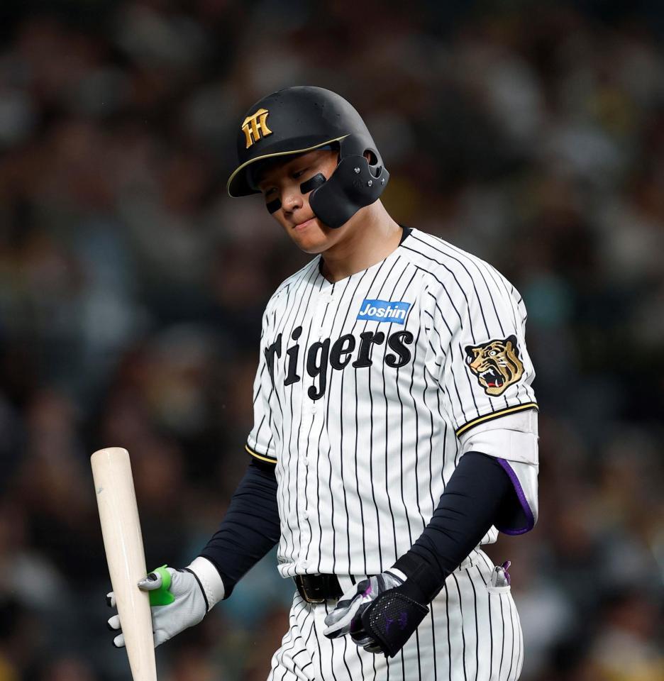 ６回、見逃し三振に倒れてベンチに戻る森下（撮影・西田忠信）