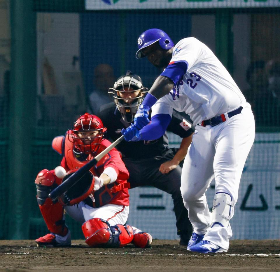 １回、サノーが右越えに２点打を放つ。捕手坂倉