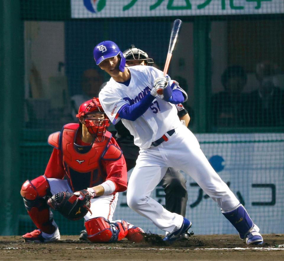 １回、花田が左翼線に適時二塁打を放つ。捕手坂倉